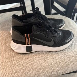 Nike Black and Gray Running Shoes - NKE72